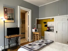 Cozy Victorian Studio Apartment - Image 4