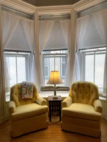 Cozy Victorian Studio Apartment - Image 2