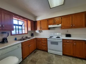 Cheerful 3 Bedroom 2 Bath Home - Image 5