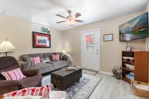 Blue Door Retreat / Sleeps 8 / Minutes to Main St - Image 3