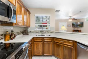 Blue Door Retreat / Sleeps 8 / Minutes to Main St - Image 5