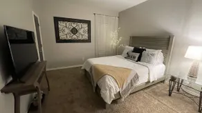 Spacious 5BR • 7 Queen Beds • 2 Living Areas - Image 5