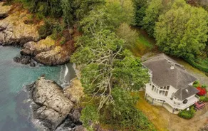 Unforgettable Oceanfront House on Vancouver Island - Image 2