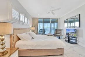 Lakefront Villa w/ Spa & Stunning Views - Image 4