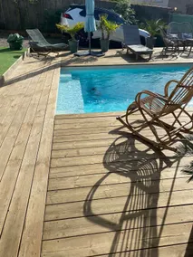 Nice pool outbuilding and south-facing terrace - Image 3
