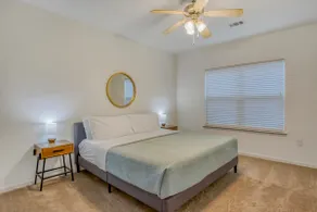 King Bed, Fast Wifi, Comfort and Central Location, - Image 2
