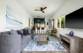 Quiet and Elegant Retreat for 4 Travelers - Image 2