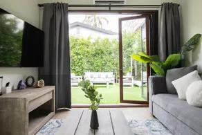 Quiet and Elegant Retreat for 4 Travelers - Image 4