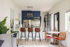 Quiet and Elegant Retreat for 4 Travelers - Image 3