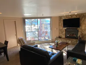 Upscale 2 Bedroom, Beautiful Lake & Mountain Views - Image 2
