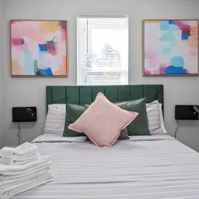 Elegance|Modern Design| King Bed| Parking|Yard - Image 2