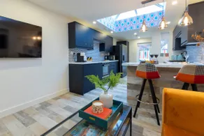5 bed 5 bath house, free parking, patio garden - Esho Stays - Image 2