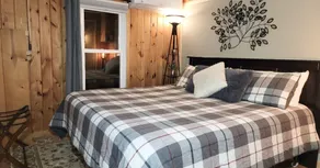 Cozy 2 BR Cabin: Hockey Arena/Lakes/Shops/Coffee - Image 4