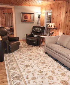 Cozy 2 BR Cabin: Hockey Arena/Lakes/Shops/Coffee - Image 2