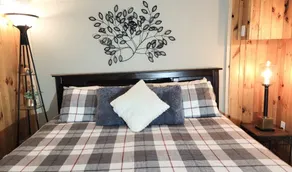 Cozy 2 BR Cabin: Hockey Arena/Lakes/Shops/Coffee - Image 5