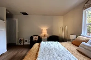 Bright & Private Studio + W/D, Pet Friendly w/yard - Image 2