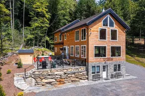 Private Lodge, Hot Tub, Sauna, Swim Pond in Town - Image 2