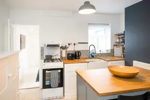 Gorgeous 2BR house walking distance to town centre - Image 3