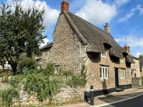 Chocolate box stone built thatched cottage - Image 3