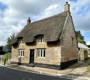 Chocolate box stone built thatched cottage - Image 2