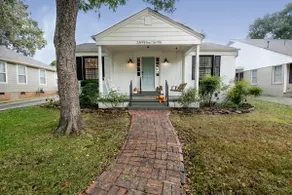 Perfectly Located 3BD in Historic Park Hill - Image 2