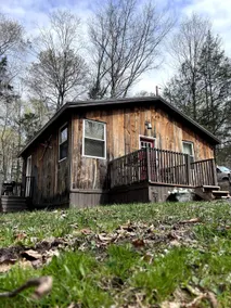 Cozy 2-bedroom cabin with free parking. - Image 2
