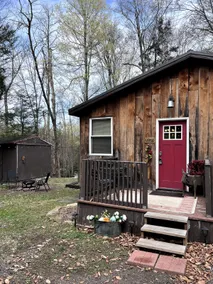 Cozy 2-bedroom cabin with free parking. - Image 4