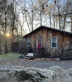 Cozy 2-bedroom cabin with free parking. - Image 3