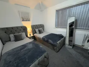 Stylish 3-Bed - Free Parking • Near City Centre - Image 5