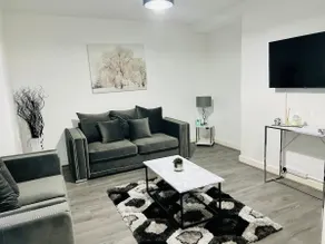Stylish 3-Bed - Free Parking • Near City Centre - Image 3