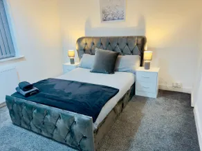 Stylish 3-Bed - Free Parking • Near City Centre - Image 4