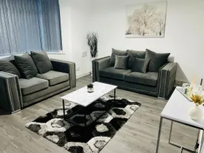 Stylish 3-Bed - Free Parking • Near City Centre - Image 2
