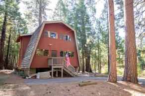3-bed Cabin in Big Trees Village / Seasonal Pool - Image 2