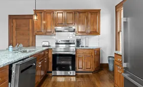 Downtown 2BR | River Views | Free Parking - Image 3