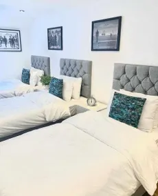 3 Bed Apartment - Sleeps 11 -Liverpool City Centre - Image 4