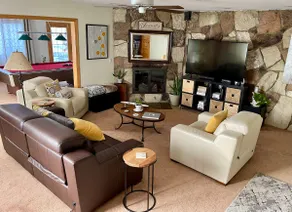 Cheerful Single Story 3-bedroom home w pool table - Image 2