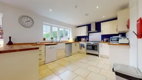 5bed House, 8 Double beds Perfect for large groups - Image 4