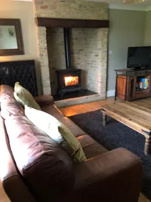 Country holiday home with lake views - Image 3