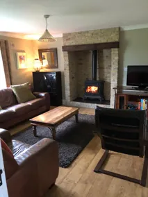 Country holiday home with lake views - Image 2
