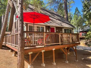 Red Door Cottage. Close to town! Pet-friendly! - Image 3
