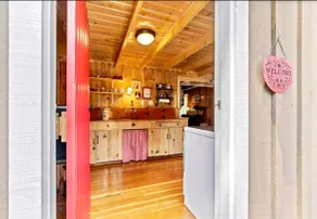 Red Door Cottage. Close to town! Pet-friendly! - Image 5