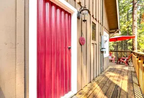 Red Door Cottage. Close to town! Pet-friendly! - Image 4