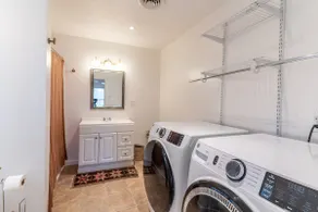 Modern 1-bed House 2 Min to Town and Hospital - Image 4