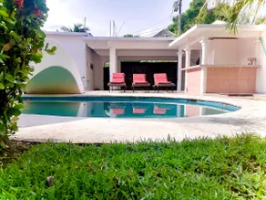 Detached house with pool. - Image 2