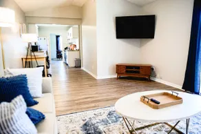 Urban Cottage: Homey & Convenient - Image 4