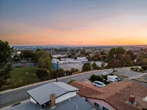 Stunning Family Home nearby DTLA with Game Room! - Image 3