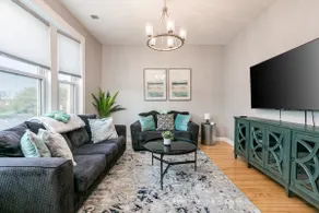 Logan Sq 4BR • Free Parking • Near Nightlife & DT - Image 5