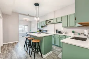 Logan Sq 4BR • Free Parking • Near Nightlife & DT - Image 2