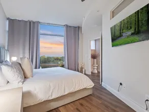 Spacious 4 bd/2bath 2100 sq ft Downtown Condo - Image 5
