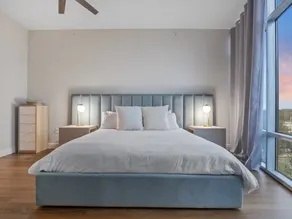 Spacious 4 bd/2bath 2100 sq ft Downtown Condo - Image 2